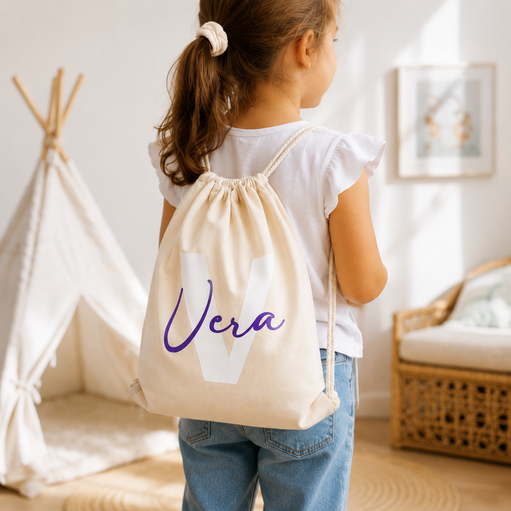 Niña con mochila 